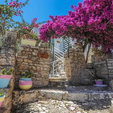 Joannas Sea-view Stone House 아파트