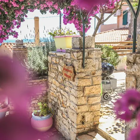 Joannas Sea-view Stone House * Katávolos