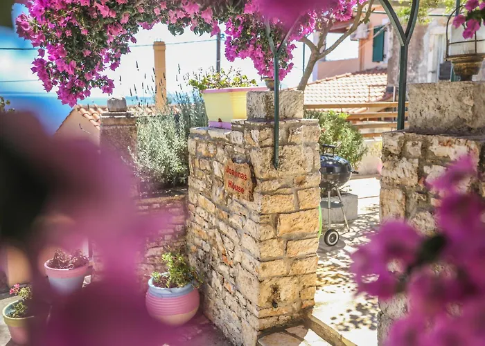 Joannas Sea-view Stone House * Katávolos